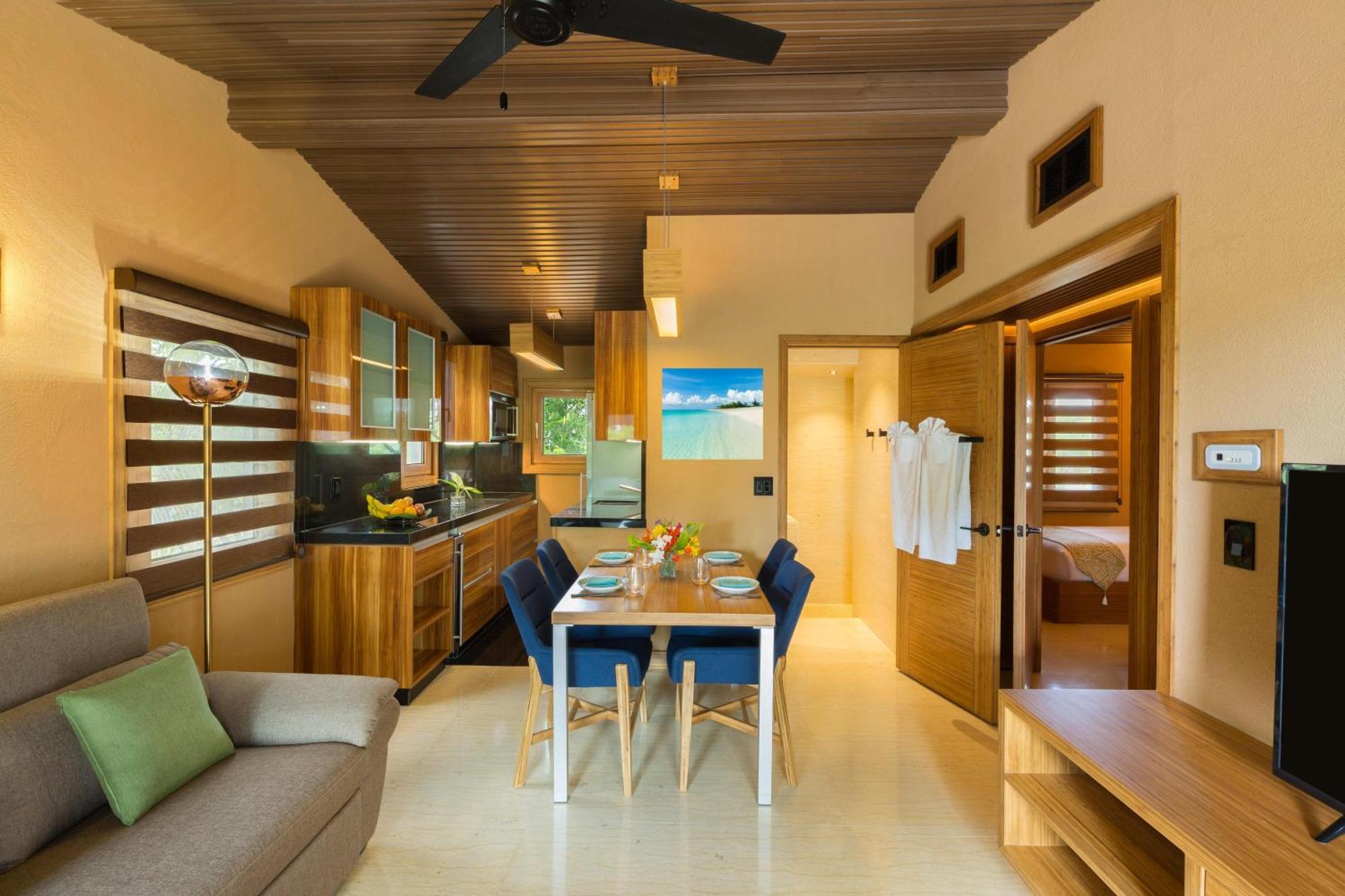 Luxury Cottage with 1 King Bed and 2 Twin Beds
